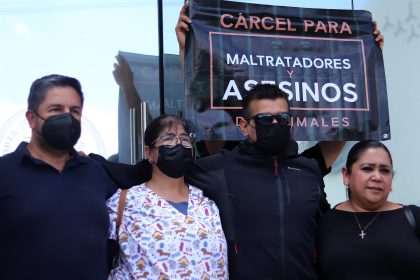 El médico veterinario Emmanuel Tovar (i), el entrenador de perros Edgar Martínez (2-i) y la abogada Mónica Huerta (d), se manifiestan contra el maltrato animal hoy, en estado de Querétaro (México). EFE/Sergio Adrián Ángeles