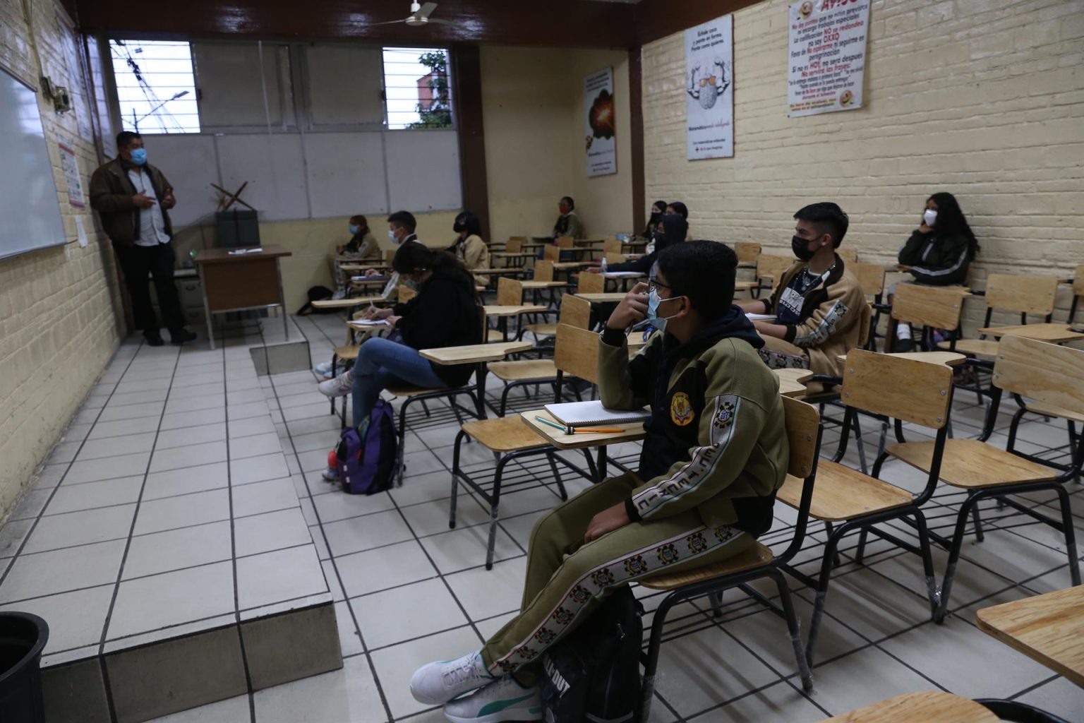 Fotografía de archivo de jóvenes de una secundaria técnica que asisten a clases presenciales en Ciudad de México (México). EFE/ Sáshenka Gutiérrez