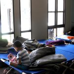 Fotografía de archivo donde aparece un niño de familias de inmigrantes rescatados de las calles mientras juega sobre una cama en una habitación dentro de la iglesia Monte Vista en Phoenix, Arizona. EFE/Beatriz Limón