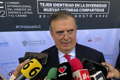 El canciller mexicano, Marcelo Ebrard Casaubón, habla al término de su participación en la Cumbre Internacional del Hábitat de América Latina y El Caribe (CIHALC),hoy, en Guadalajara (México). EFE/ Francisco Guasco