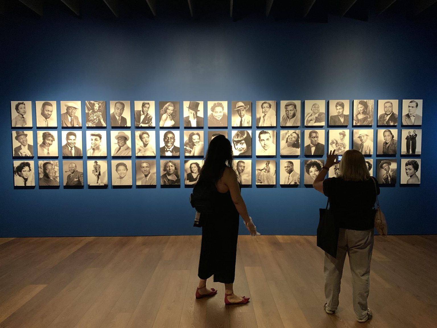 Fotografía de varios retratos de la obra Stars and Icons, expuestos en el Museo de los Óscar, en Los Ángeles (Estados Unidos). EFE/ Javier Romualdo