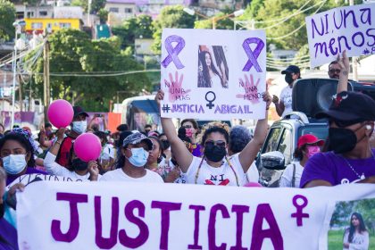 Familiares y amigas de Abigail Hay Urrutia marchan hoy, en el municipio de Salina Cruz, Oaxaca (México). EFE/ Daniel Ricardez