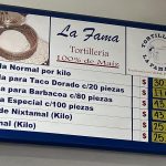 Vista de una pizarra con precios de una tortillería, en 21 de agosto de 2022, en la ciudad de Hermosillo, Sonora (México). EFE/Daniel Sánchez