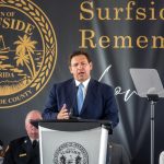 Fotografía de archivo fechada el 24 de junio de 2022 del gobernador de Florida, Ron DeSantis, durante el evento conmemorativo de la ciudad de Surfside en el sitio de construcción Champlain Towers South, en Surfside (Estados Unidos). EFE/ Cristobal Herrera-ulashkevich