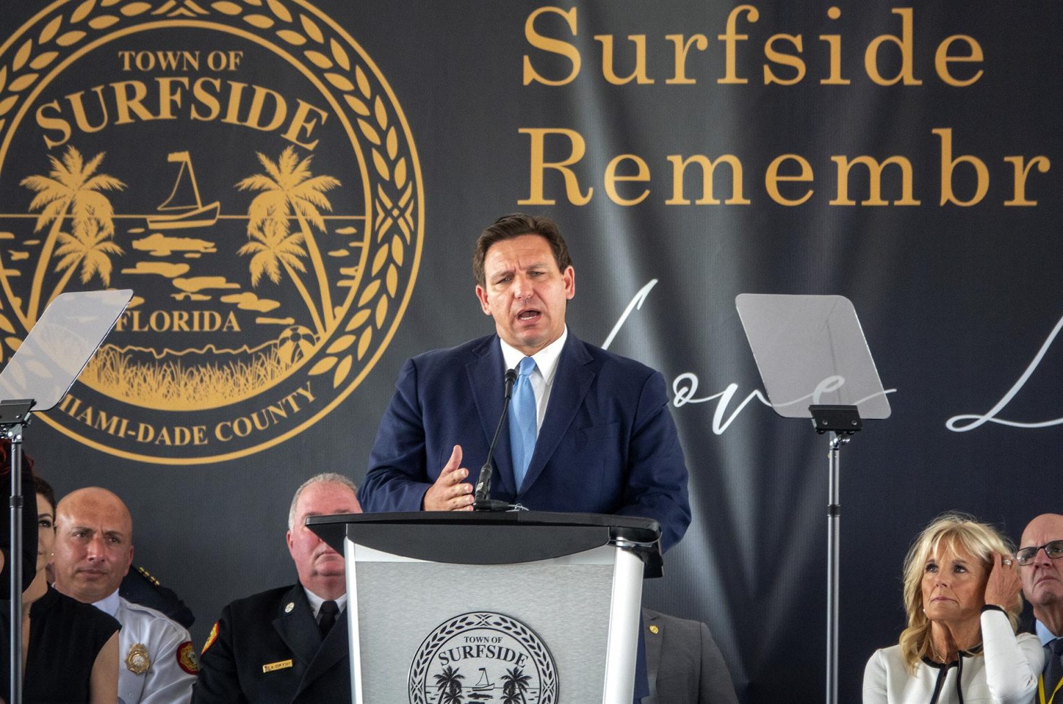 Fotografía de archivo fechada el 24 de junio de 2022 del gobernador de Florida, Ron DeSantis, durante el evento conmemorativo de la ciudad de Surfside en el sitio de construcción Champlain Towers South, en Surfside (Estados Unidos). EFE/ Cristobal Herrera-ulashkevich