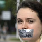 Imagen de archivo que muestra a una mujer con una cinta en la boca que dice "Aborto es fundamental" durante una manifestación. EFE/ Lenin Nolly