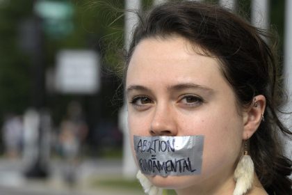 Imagen de archivo que muestra a una mujer con una cinta en la boca que dice "Aborto es fundamental" durante una manifestación. EFE/ Lenin Nolly