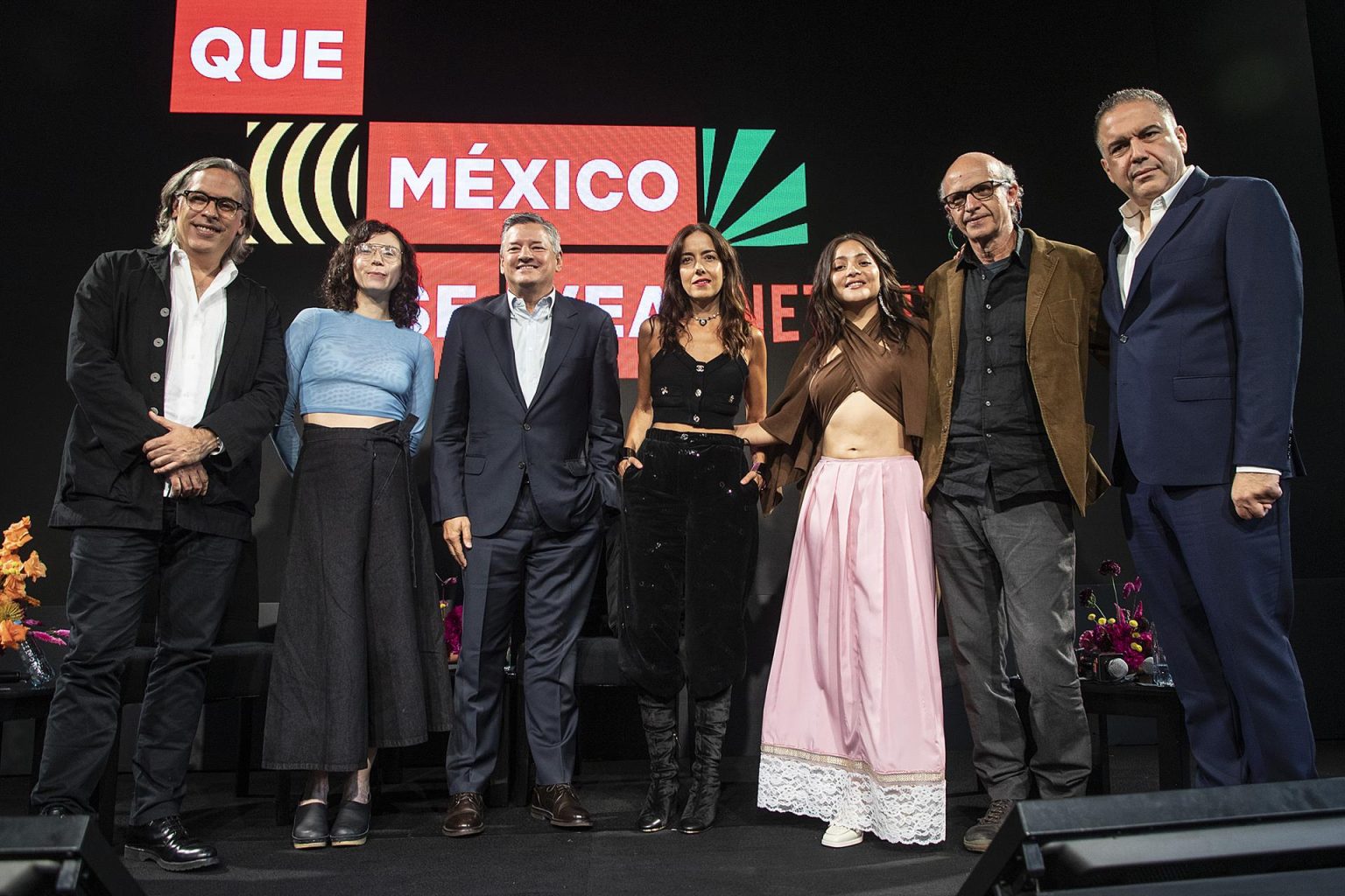 De izquierda a derecha, el cineasta Rodrigo Prieto, la directora Natalia Beristain, el codirector ejecutivo y director de Contenido de Netflix, Ted Sarandos; las actrices Cecilia Suárez y Teresa Ruiz, el cineasta Juan Carlos Rulfo, y el vicepresidente de Contenidos para Latinoamérica de Netflix, Francisco Ramos, posan durante exposición "El Cine Mexicano", instalada en la Casa Fortaleza de Emilio "El Indio" Fernández, en Ciudad de México (méxico). EFE/ Isaac Esquivel