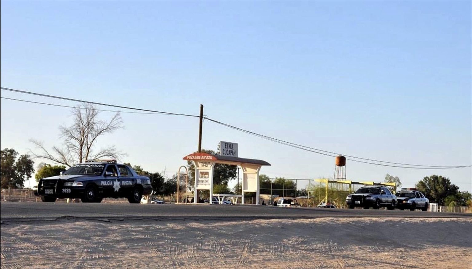 Personal de la policía municipal resguardan la zona donde se localizó el cuerpo sin vida del periodista Juan Arjón López hoy, en el municipio San Luis Río Colorado, Sonora (México). EFE/Daniel Sánchez