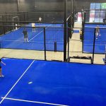 Fotografía de personas jugando en una cancha de Pádel Haus, el primer club de este deporte, el 3 de agosto de 2022, en Nueva York (EE. UU). EFE/ Nora Quintanilla