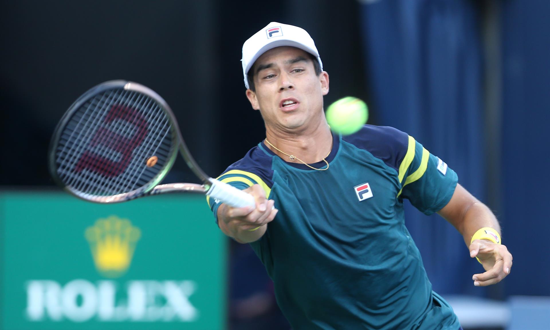 Mackenzie McDonald de los Estados Unidos devuelve una pelota ante Carlos Alcaraz de España hoy, en un partido de la segunda ronda del Masters 1.000 de Cincinnati en el Lindner Family Tennis Center, en Mason (EE.UU.). EFE/Mark Lyons
