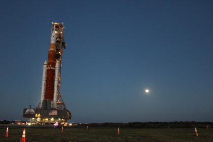 Fotografía cedida por la Oficina de Turismo de la Costa Espacial de Florida donde se aprecia el Artemis I mientras se mueve sobre un transportador hacia su plataforma de lanzamiento el 17 de marzo en el Centro Espacial Kennedy, en Cabo Cañaveral (Estados Unidos). EFE/ Oficina Turismo Costa Espacial Florida / SOLO USO EDITORIAL/ SOLO DISPONIBLE PARA ILUSTRAR LA NOTICIA QUE ACOMPAÑA (CRÉDITO OBLIGATORIO)