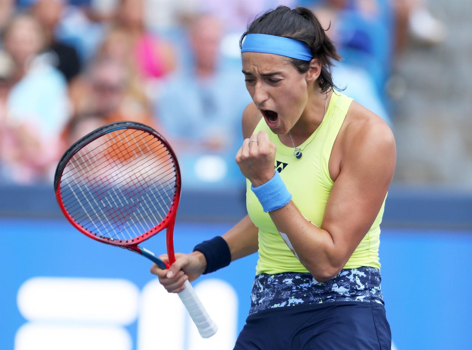 Caroline Garcia de Francia celebra un punto ante Aryna Sabalenka de Bielorrusia hoy, durante las semifinales del Masters de Cincinnati 2022, en el Lindner Family Tennis Center en Mason, Ohio (EE.UU.). EFE/Mark Lyons