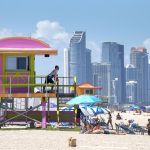 Fotografía que muestra una caseta de socorristas diseñada por el arquitecto William Lane, el 3 de agosto de 2022, en la playa de Miami Beach (Estados Unidos). EFE/ Cristobal Herrera-ulashkevich