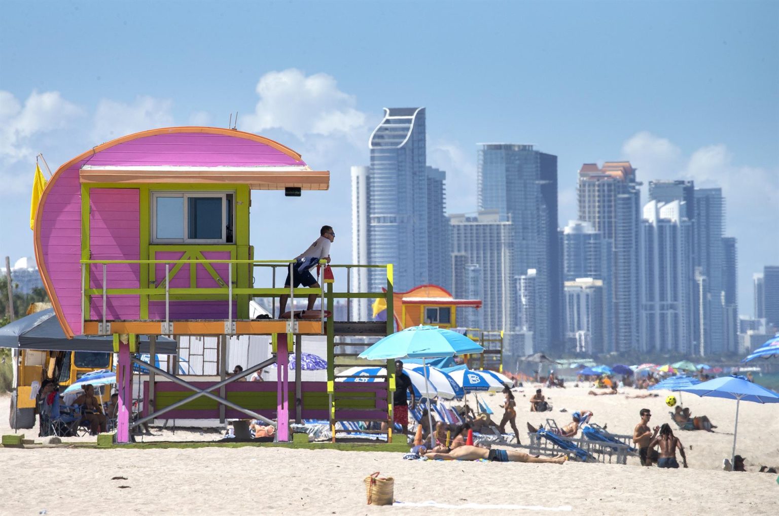 Fotografía que muestra una caseta de socorristas diseñada por el arquitecto William Lane, el 3 de agosto de 2022, en la playa de Miami Beach (Estados Unidos). EFE/ Cristobal Herrera-ulashkevich