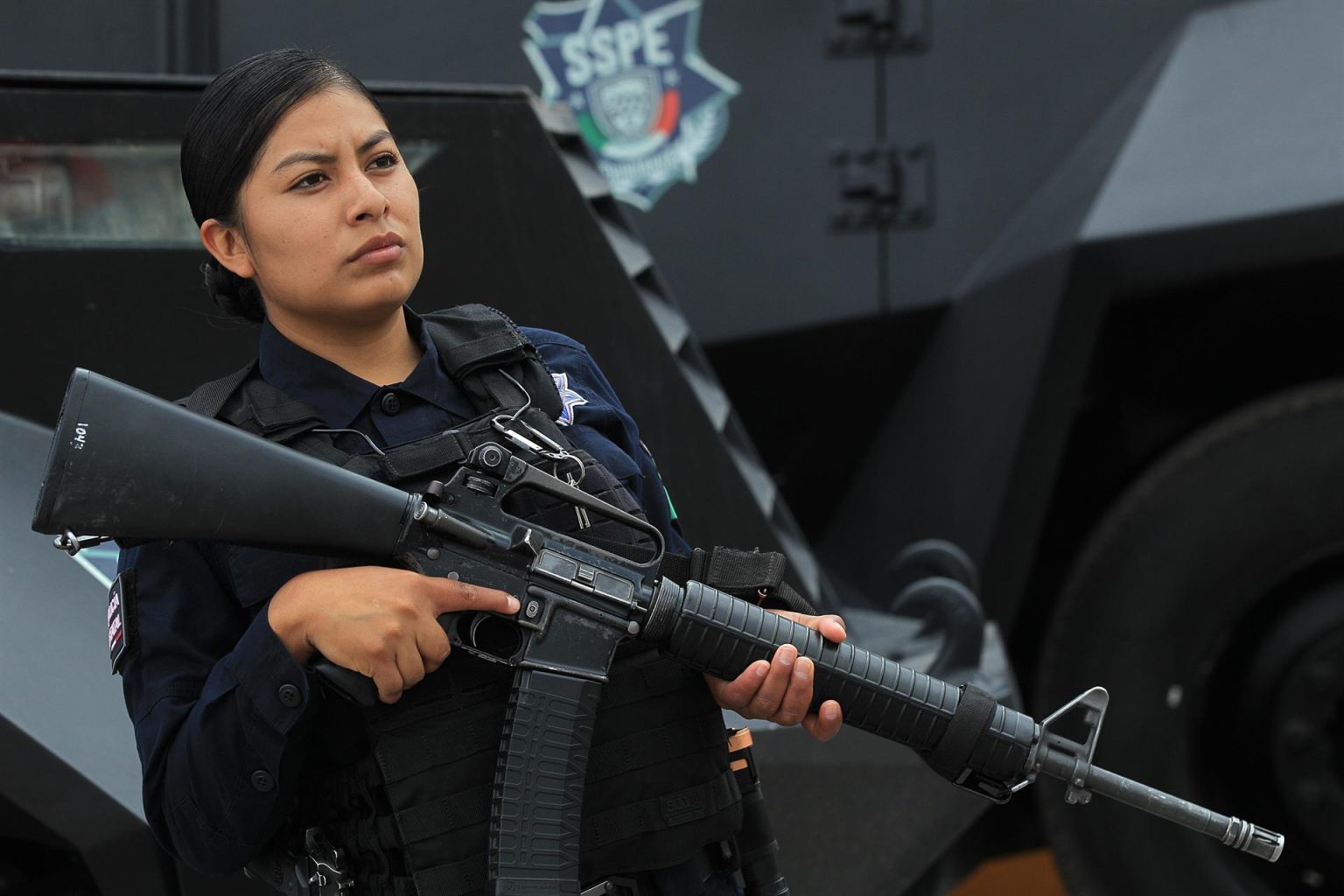 Liliana Moreno Holguín, policía mexicana originaria del pueblo rarámuri, posa durante una entrevista con Efe, el 15 de agosto de 2022, en Ciudad Juárez (México). EFE/ Luis Torres