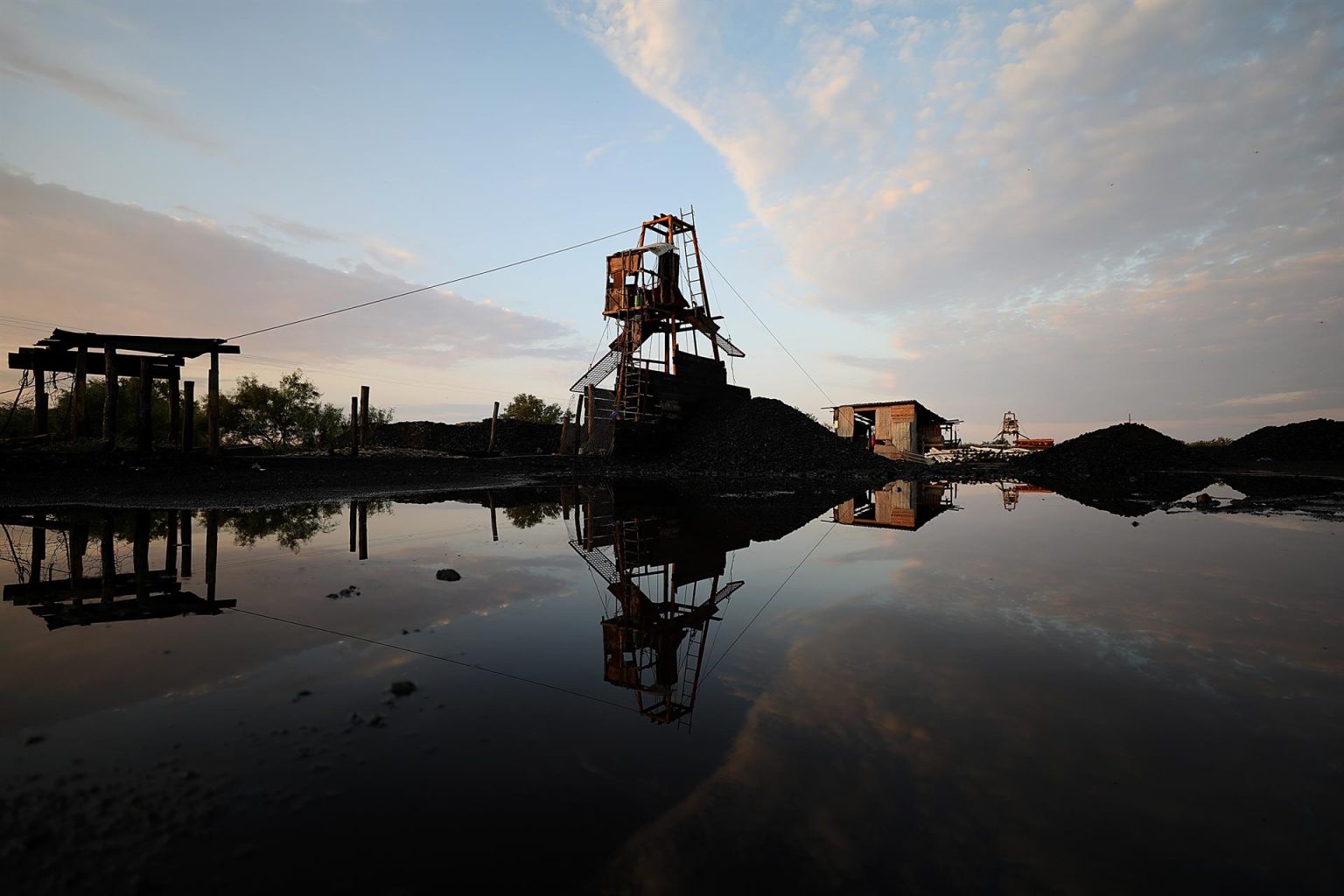 Fotografía del 13 de agosto de 2022 donde se observa una mina de carbón en la zona donde se encuentran atrapados mineros en el municipio de Sabinas en Coahuila (México). EFE/Antonio Ojeda