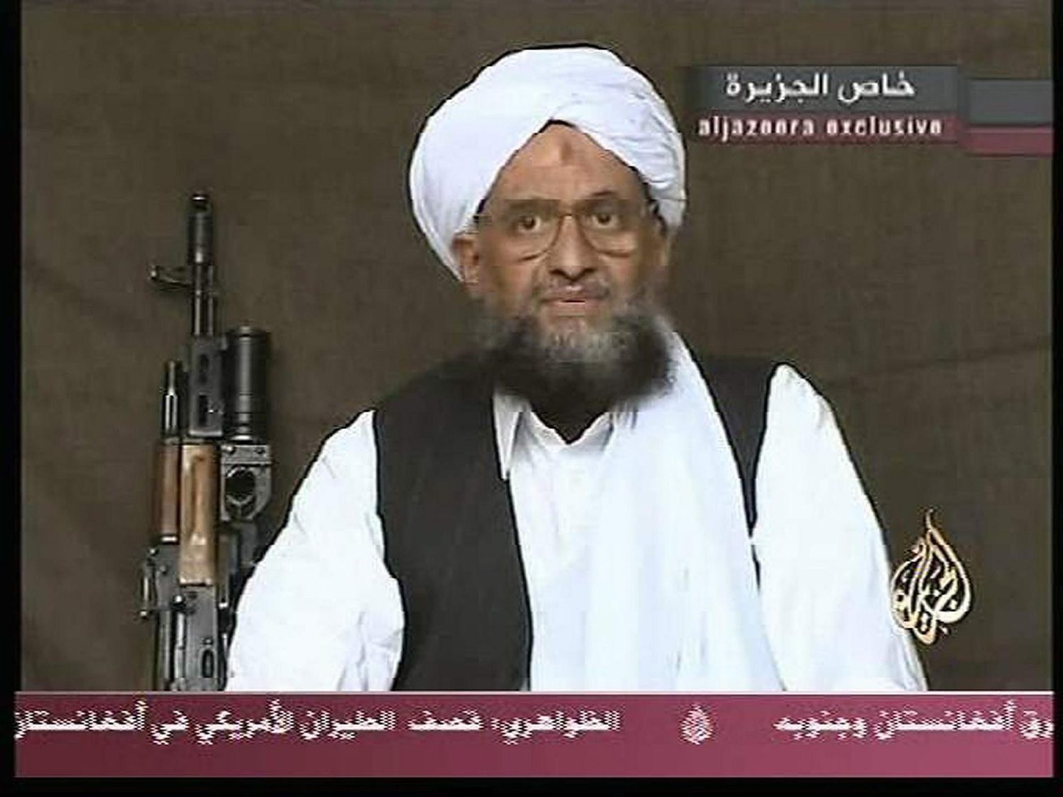 Fotografía de archivo del 9 de septiembre de 2004 que muestra una captura a una cinta de vídeo en la que aparece Ayman al-Zawahiri, entonces mano derecha de Osama bin Laden, durante una transmisión en Al-Jazeera TV desde una locación no revelada. EFE/ Ho / Al Jazeera ARCHIVO / EL LOGOTIPO DE AL JAZEERA NO DEBE SER RECORTADO O BLOQUEADO DE LA FOTO / SÓLO USO EDITORIAL/SÓLO DISPONIBLE PARA ILUSTRAR LA NOTICIA QUE ACOMPAÑA (CRÉDITO OBLIGATORIO)