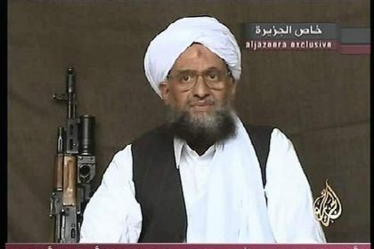 Fotografía de archivo del 9 de septiembre de 2004 que muestra una captura a una cinta de vídeo en la que aparece Ayman al-Zawahiri, entonces mano derecha de Osama bin Laden, durante una transmisión en Al-Jazeera TV desde una locación no revelada. EFE/ Ho / Al Jazeera ARCHIVO / EL LOGOTIPO DE AL JAZEERA NO DEBE SER RECORTADO O BLOQUEADO DE LA FOTO / SÓLO USO EDITORIAL/SÓLO DISPONIBLE PARA ILUSTRAR LA NOTICIA QUE ACOMPAÑA (CRÉDITO OBLIGATORIO)