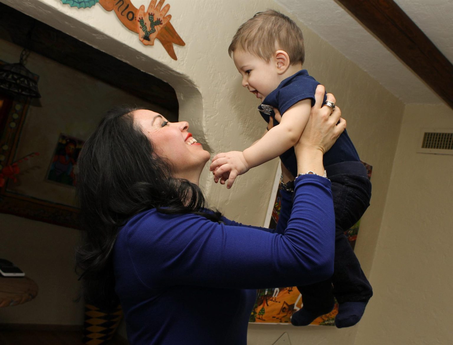 Fotografía de archivo de una mujer que carga a su hijo en EEUU. EFE/Paula Díaz