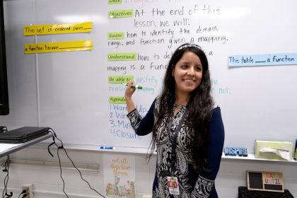 Fotografía de archivo que muestra a la maestra Jeanette Robledo impartiendo una clase a sus alumnos en la secundaria La Promesa, un nuevo plantel del Distrito Escolar Independiente de Aldine, en Houston (Texas). EFE/ José Luis Castillo