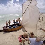 Un grupo de personas se reúne junto a una balsa encontrada en Miami Beach, Florida (EE.UU.). Imagen de archivo. EFE/CRISTOBAL HERRERA