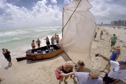 Un grupo de personas se reúne junto a una balsa encontrada en Miami Beach, Florida (EE.UU.). Imagen de archivo. EFE/CRISTOBAL HERRERA