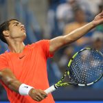 Carlos Alcaraz de España sirve contra Marin Cilic de Croacia durante la tercera ronda del Western and Southern Masters 2022 en el Lindner Family Tennis Center en Mason, Ohio (EE.UU.). EFE/Mark Lyons