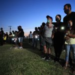 Fotografía de varias personas que participan en una vigilia en memoria de las víctimas del tiroteo en una escuela en Uvalde, en El Paso (Texas). EFE/ Luis Torres