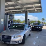 Varios autos esperan una larga fila para abastecerse en una estación de gasolina en Miami, Florida (EEUU). Imagen de archivo. EFE/ Ivonne Malaver