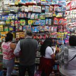 Fotografía de archivo de padres de familia realizando compras de artículos escolares en la Ciudad de México (México). EFE/ Mario Guzmán