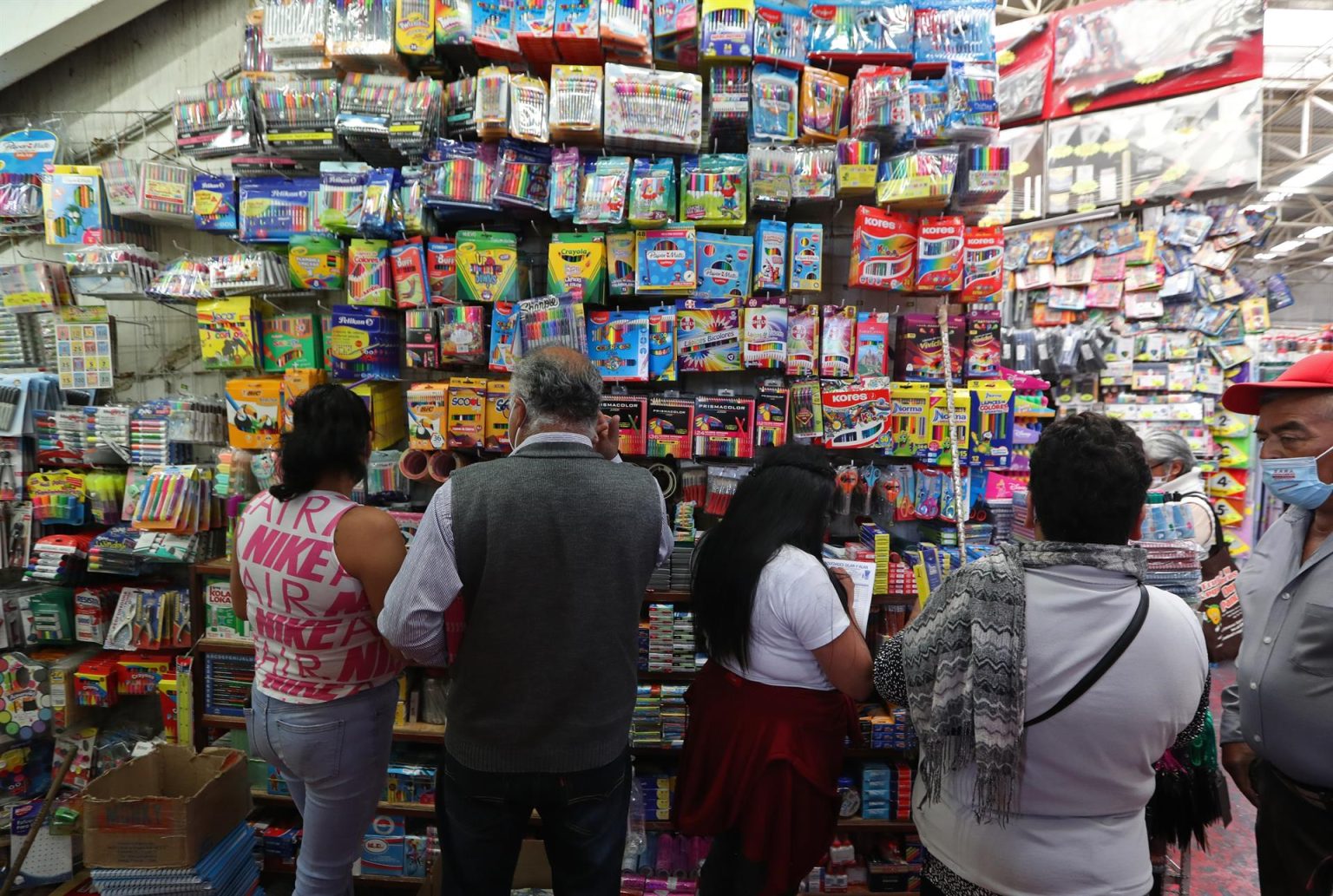 Fotografía de archivo de padres de familia realizando compras de artículos escolares en la Ciudad de México (México). EFE/ Mario Guzmán