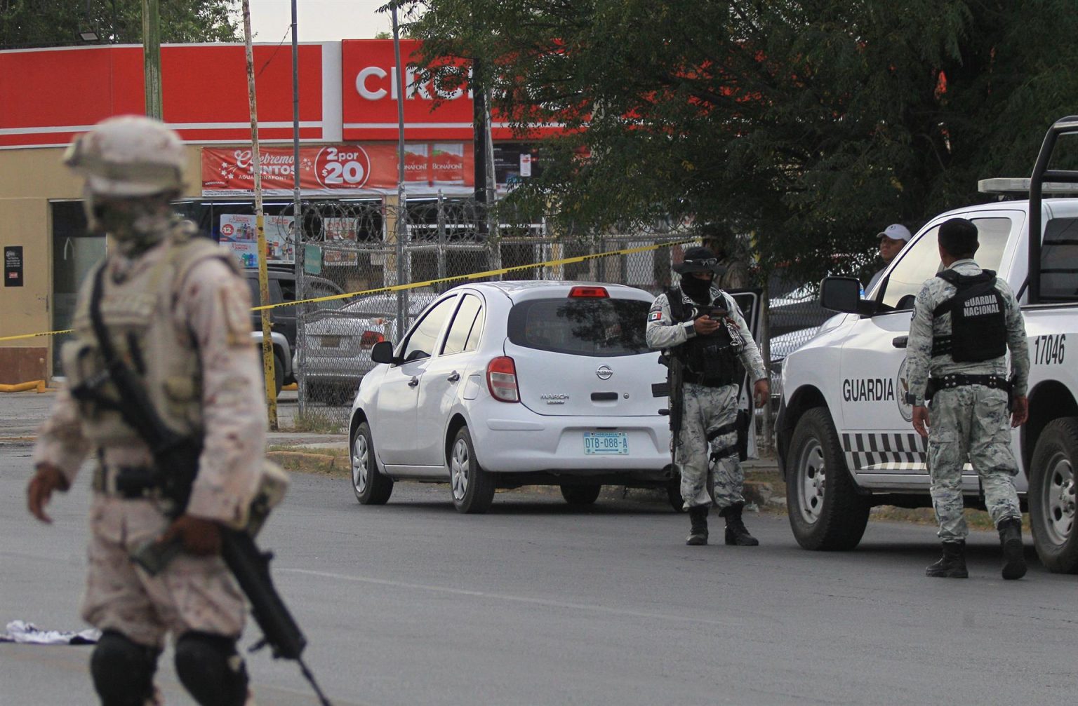 Integrantes del Ejercito Mexicano y de la Guardia Nacional resguardan una camioneta donde viajaba un familia que fue atacada con armas de fuego hoy en Ciudad Juárez, estado de Chihuahua (México). EFE/Luis Torres