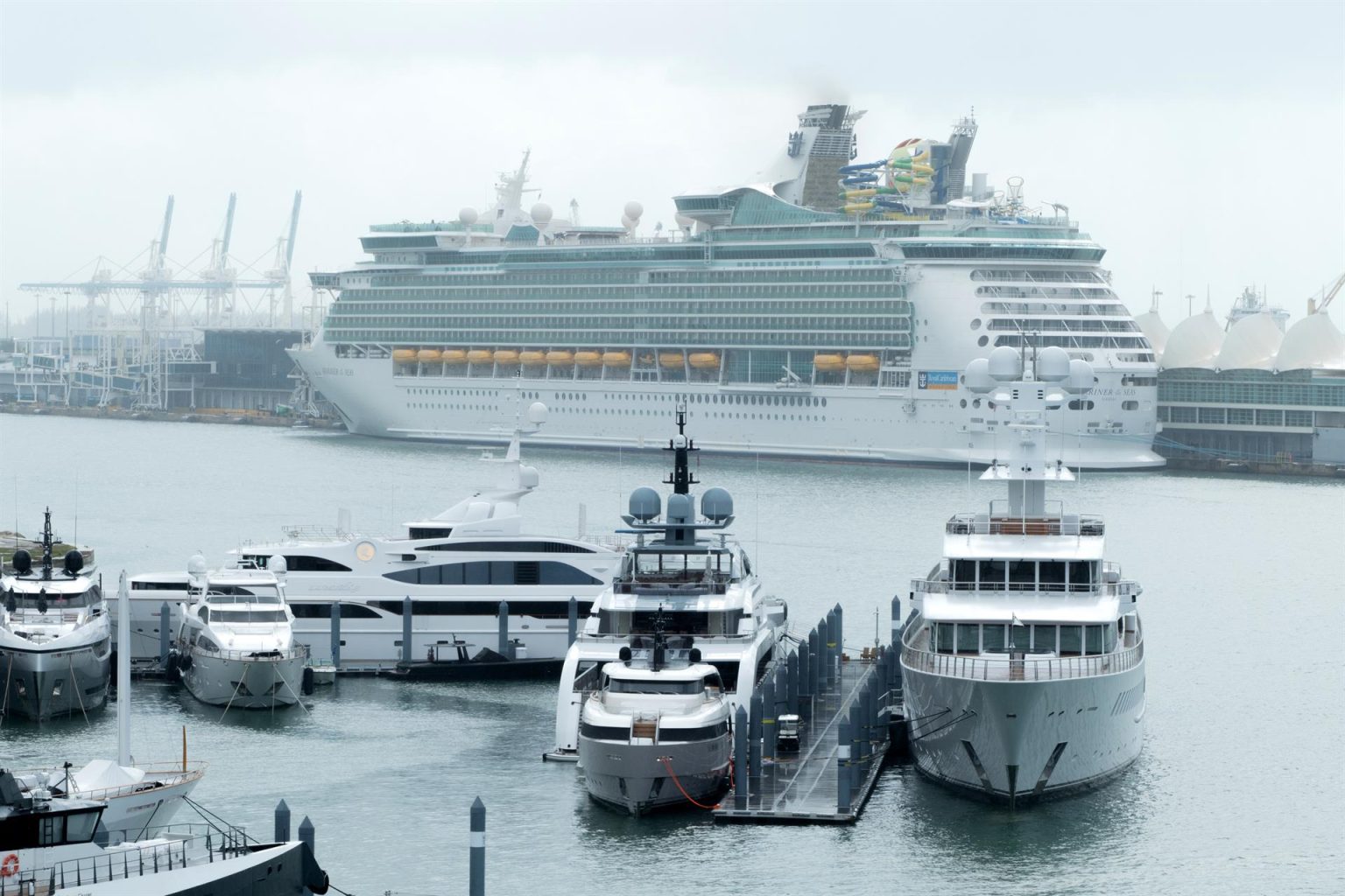 Fotografía de archivo del crucero Mariner of the Seas de la compañía Royal Caribbean atracado en la Bahía de Miami, Florida. EFE/Giorgio Viera