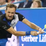 Danil Medvedev de Rusia devuelve una pelota ante Botic Van De Zandschulp de Países Bajos hoy, durante un partido de la segunda ronda del Masters 1.000 de Cincinnati, en el Lindner Family Tennis Center, en Mason (EE.UU.). EFE/Mark Lyons