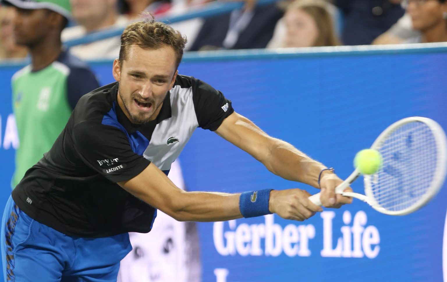 Danil Medvedev de Rusia devuelve una pelota ante Botic Van De Zandschulp de Países Bajos hoy, durante un partido de la segunda ronda del Masters 1.000 de Cincinnati, en el Lindner Family Tennis Center, en Mason (EE.UU.). EFE/Mark Lyons