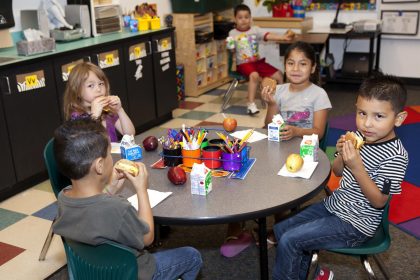 Fotografía sin fecha cedida por Hunger Free Colorado de niños desayunando como parte del programa Comidas Escolares de Verano de Colorado Sin Hambre, en Denver, Colorado (Estados Unidos).EFE/ Hunger Free Colorado. / SOLO USO EDITORIAL/ SOLO DISPONIBLE PARA ILUSTRAR LA NOTICIA QUE ACOMPAÑA (CRÉDITO OBLIGATORIO)