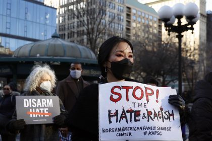 Fotografía de archivo que muestra a personas que sostienen pancartas durante una Vigilia por la Paz en Nueva York (EE.UU.). EFE/ Jason Szenes