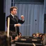 Fotografía cedida por LA Phil de Gustavo Dudamel en el Hollywood Bowl junto a la "Orquesta del Encuentro". EFE/ Farah Sosa / LA Phil/ SOLO USO EDITORIAL/NO VENTAS/SOLO DISPONIBLE PARA ILUSTRAR LA NOTICIA QUE ACOMPAÑA/CRÉDITO OBLIGATORIO