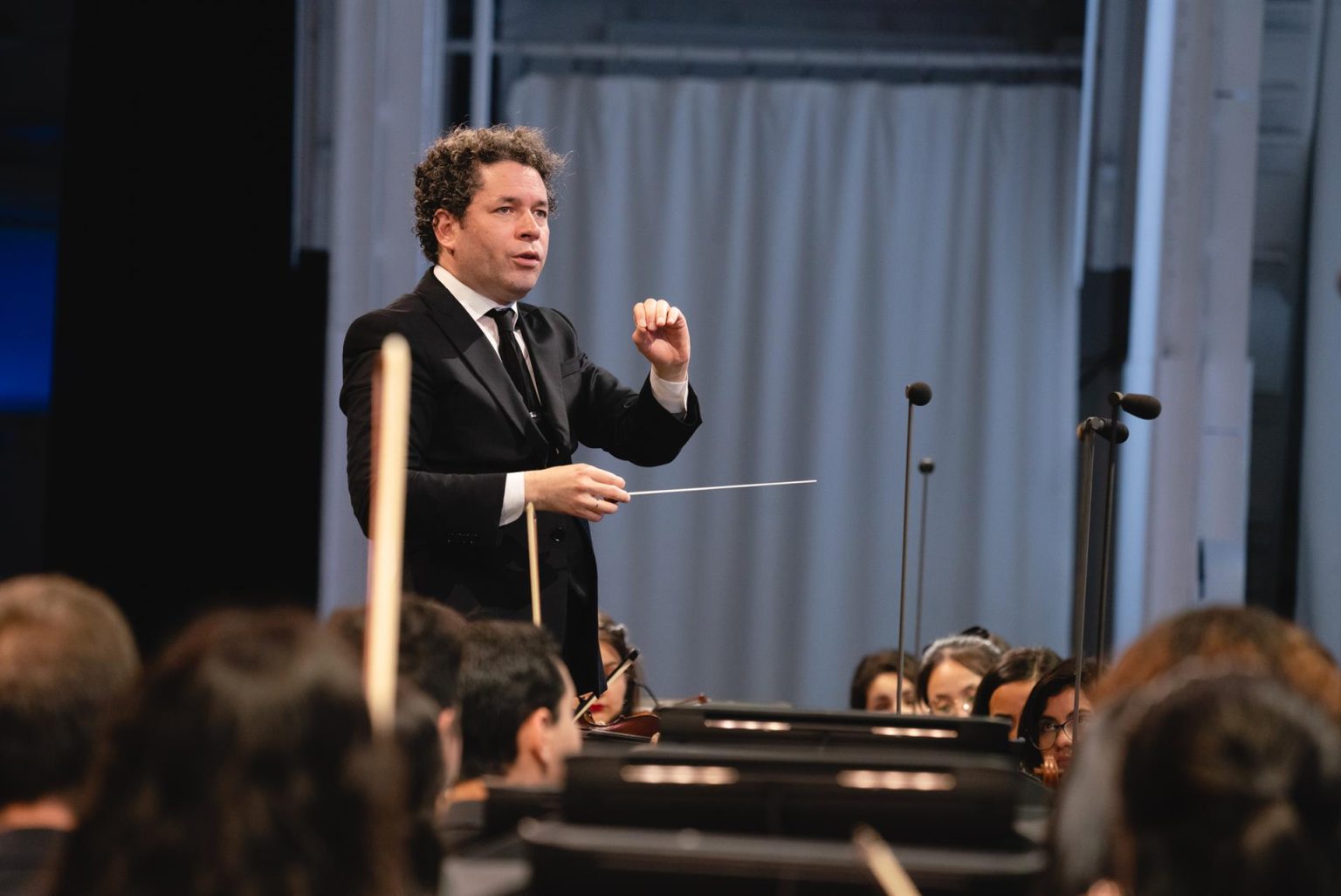 Fotografía cedida por LA Phil de Gustavo Dudamel en el Hollywood Bowl junto a la "Orquesta del Encuentro". EFE/ Farah Sosa / LA Phil/ SOLO USO EDITORIAL/NO VENTAS/SOLO DISPONIBLE PARA ILUSTRAR LA NOTICIA QUE ACOMPAÑA/CRÉDITO OBLIGATORIO