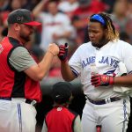 Fotografía de archivo en la que se registró al beisbolista dominicano Vladimir Guerrero Jr (d), al actuar para los Azulejos de Toronto. EFE/Tannen Maury