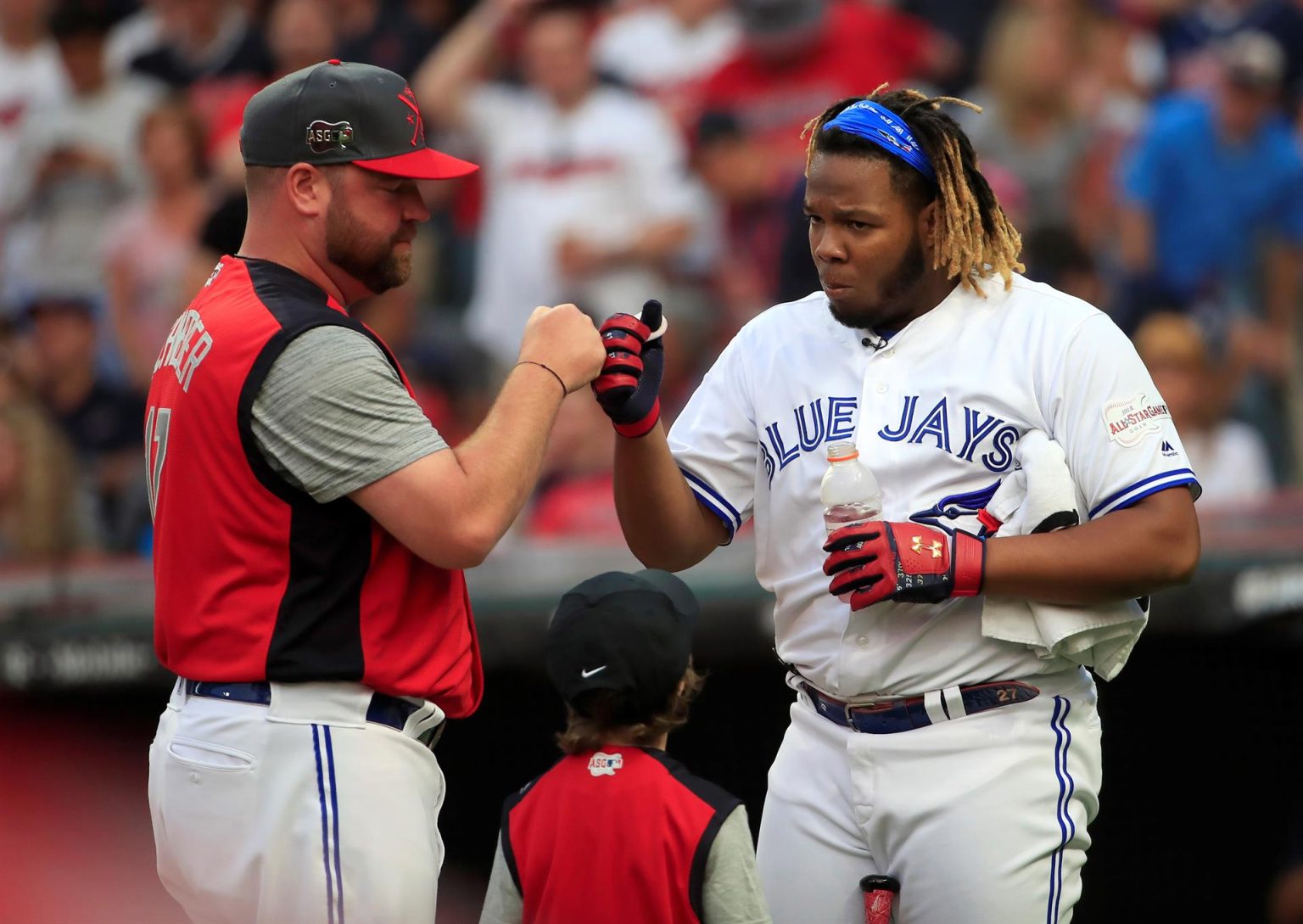 Fotografía de archivo en la que se registró al beisbolista dominicano Vladimir Guerrero Jr (d), al actuar para los Azulejos de Toronto. EFE/Tannen Maury