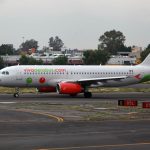 Fotografía de archivo de un avión de Viva Aerobus en el Aeropuerto Internacional de la Ciudad de México (México). EFE/Sáshenka Gutiérrez