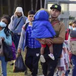 Un grupo de migrantes hondureños caminan durante una caravana rumbo a Estados Unidosen la Gran Central Metropolitana de San Pedro Sula (Honduras). Imagen de archivo. EFE/ José Valle