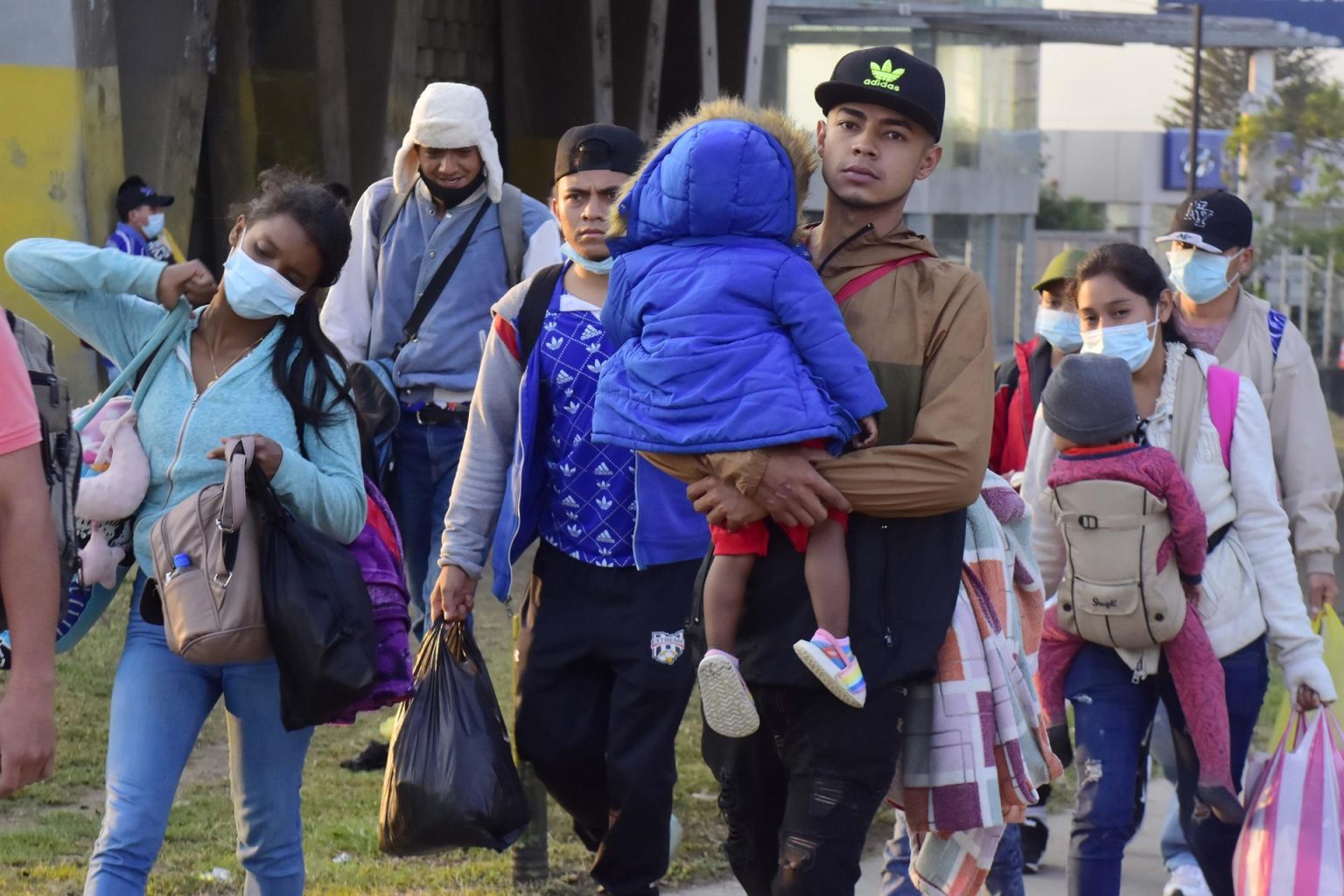 Un grupo de migrantes hondureños caminan durante una caravana rumbo a Estados Unidosen la Gran Central Metropolitana de San Pedro Sula (Honduras). Imagen de archivo. EFE/ José Valle