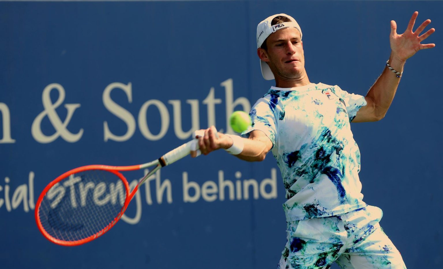 El tenista argentino Diego Schwartzman en acción ante Alex Molten de la República Eslovaca hoy, durante la primera ronda del Masters de Cincinnati 2022 en el Lindner Family Tennis Center de Mason, Ohio (EEUU). EFE/ Mark Lyons