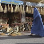 Fotografía de archivo de una mujer con burka que camina por una calle en Herat (Afganistán). EFE/Jalil Rezayee