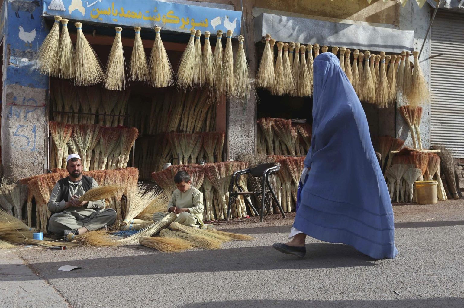 Fotografía de archivo de una mujer con burka que camina por una calle en Herat (Afganistán). EFE/Jalil Rezayee