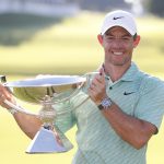 El golfista norirlandés Rory McIlroy fue registrado este domingo al levantar el trofeo del Tour Championship, en Atlanta (Georgia, EE.UU.) EFE/Erik S. Lesser