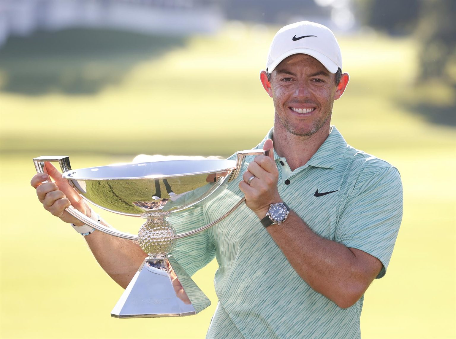 El golfista norirlandés Rory McIlroy fue registrado este domingo al levantar el trofeo del Tour Championship, en Atlanta (Georgia, EE.UU.) EFE/Erik S. Lesser